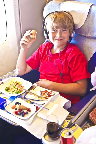 Chlapec má večeře v letadle — Stock fotografie