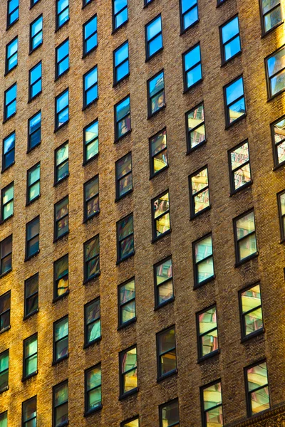 Fassade eines alten Wolkenkratzers — Stockfoto