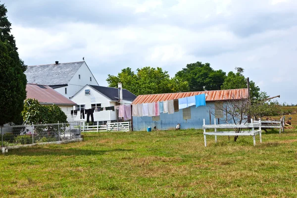 Casa de campo con campo y silo —  Fotos de Stock
