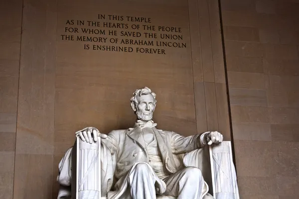 Статуя Авраама Линкольна у мемориала Линкольна — стоковое фото