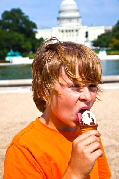 Um menino comendo um saboroso sorvete — Fotografia de Stock