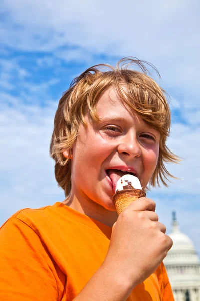 おいしいアイスクリームを食べる少年 — ストック写真