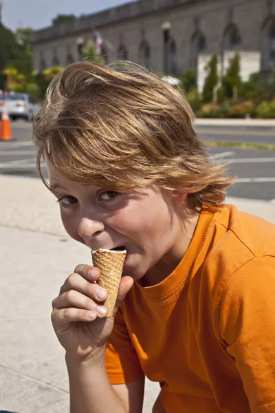 Boy enjoys ice cream — Stock Photo, Image