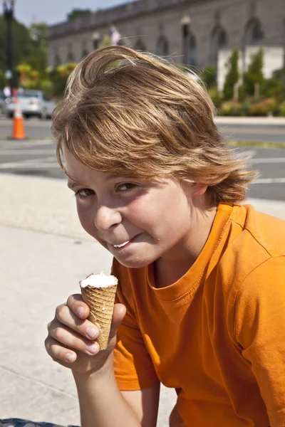 Junge genießt Eis — Stockfoto