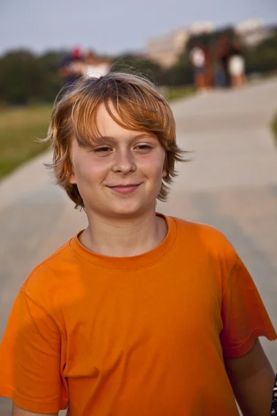 Ευτυχής αυτοπεποίθηση αγόρι χαμόγελα στο ηλιοβασίλεμα — Φωτογραφία Αρχείου