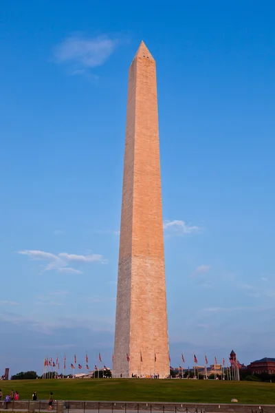 Zewnątrz widok na Pomnik Waszyngtona w Waszyngtonie — Zdjęcie stockowe