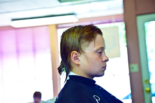 Chicos jóvenes en la peluquería — Foto de Stock