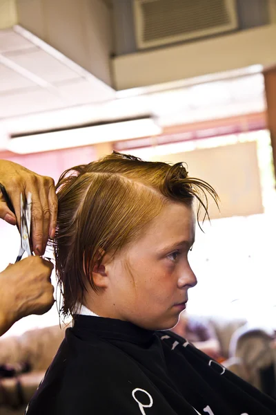 Młodzi chłopcy fryzjerka — Zdjęcie stockowe