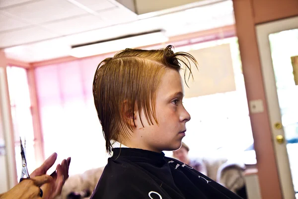 Giovani ragazzi dal parrucchiere — Foto Stock