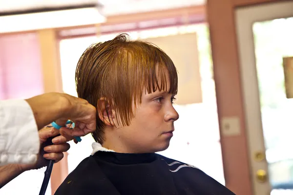 年轻男孩在美发师 — 图库照片