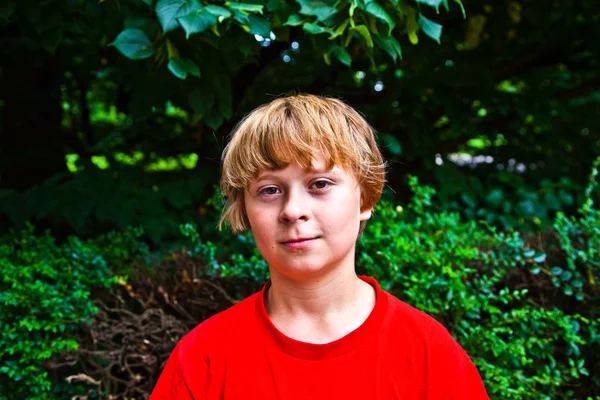 Χαμογελά ευτυχισμένος νεαρό αγόρι με τα πράσινα μάτια — Φωτογραφία Αρχείου