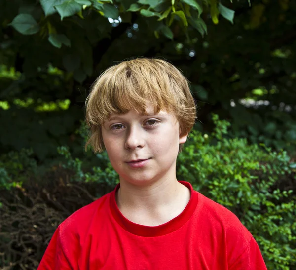 緑色の目で幸せな若い少年の笑顔 — ストック写真