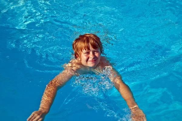 A gyerek jól érzi magát a medencében. — Stock Fotó
