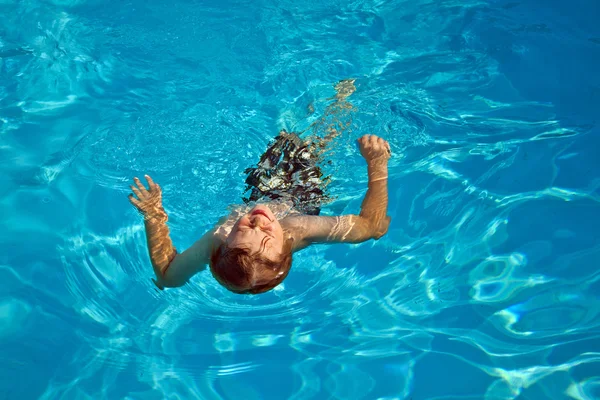 Kind schwimmt im Pool — Stockfoto