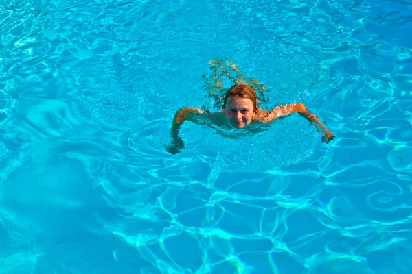 Dziecko pływa w basenie i zabawa — Zdjęcie stockowe