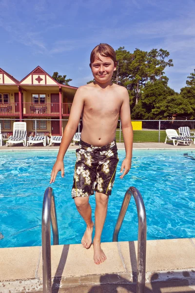 Çocuk havuzda eğleniyor. — Stok fotoğraf