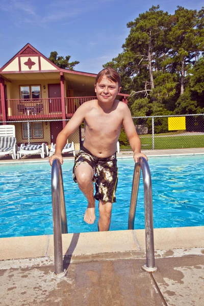 Criança se diverte na piscina — Fotografia de Stock
