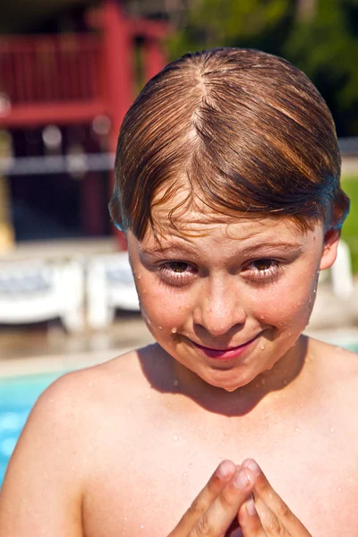 Bambino si diverte in piscina — Foto Stock