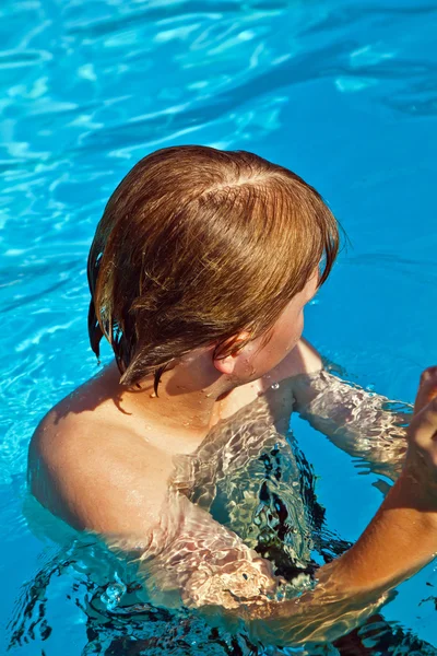Kind hat Spaß im Pool — Stockfoto