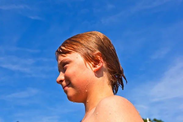Barnet har roligt i poolen — Stockfoto