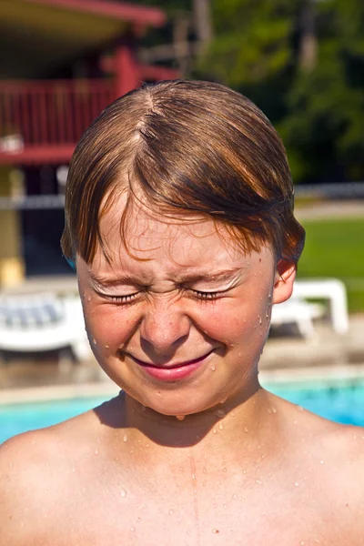 Kind heeft plezier in het zwembad — Stockfoto