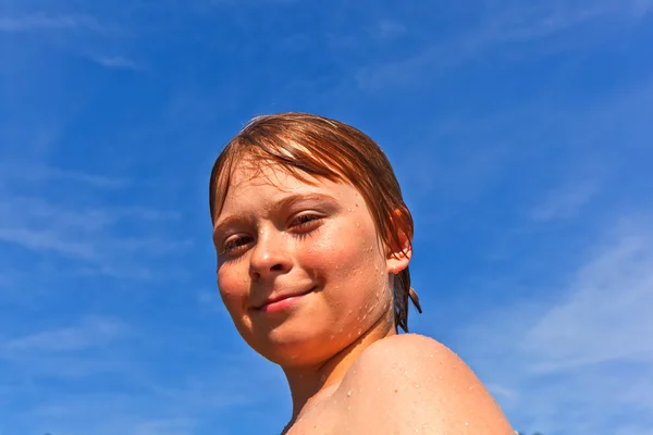 Child has fun in the pool — Stock Photo, Image