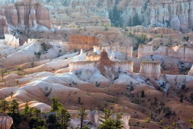 Bryce canyon hoodoos içinde güneşin ilk ışınları