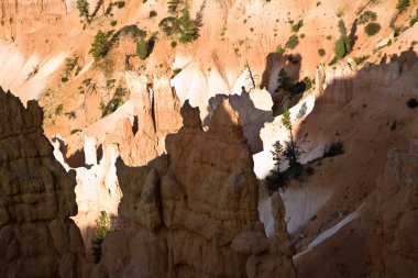 Bryce canyon hoodoos içinde güneşin ilk ışınları