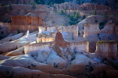 Bryce canyon hoodoos içinde güneşin ilk ışınları