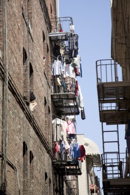 demir yangın merdiveni giysi kurutma için kullanılır