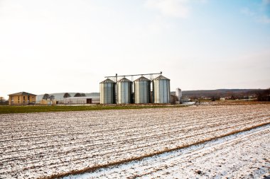 silo güzel ışık ve struc ile kışın kar dönüm araziyi