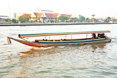 Nehri üzerinde tekne mae nam chao phraya ile gündoğumu Bangkok