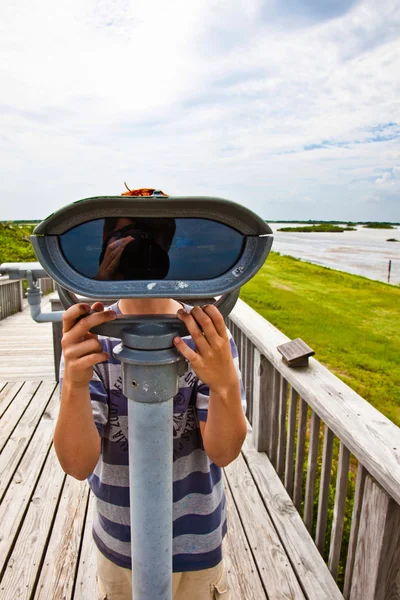 Boy kijken naar de natuur door middel van een verrekijker — Stockfoto