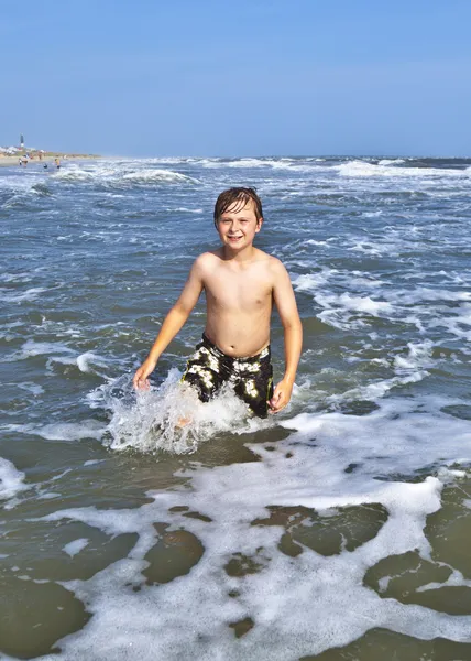 Meninos desfrutando do belo oceano e da praia — Fotografia de Stock