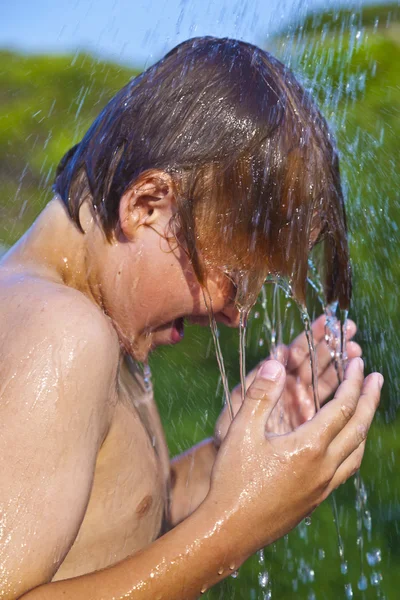 Çocuk, kumsalda duş bulunuyor. — Stok fotoğraf
