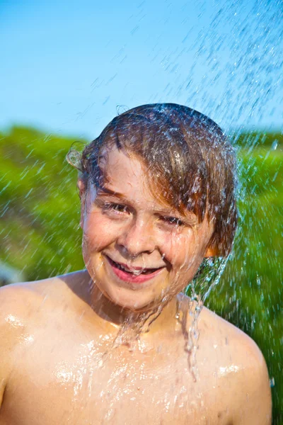 男孩在海滩上有一个淋浴 — 图库照片