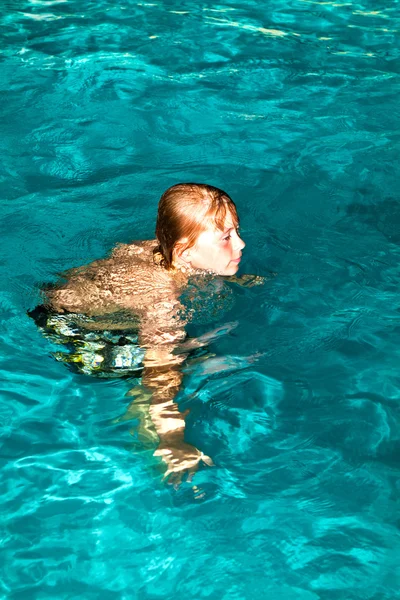 Rapaz diverte-se na piscina — Fotografia de Stock
