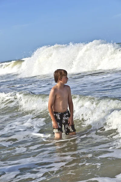 Αγόρι απολαμβάνει τα κύματα του ωκεανού — Φωτογραφία Αρχείου