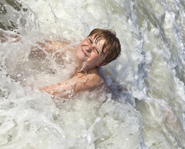 Child has fun in the waves — Stok fotoğraf