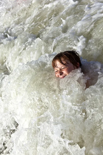 Dítě má zábavu ve vlnách — Stock fotografie