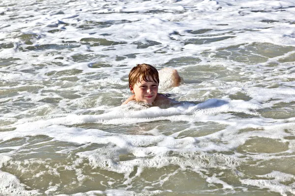 Niño se divierte en las olas —  Fotos de Stock