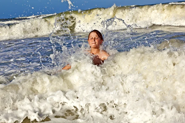 Dziecko ma zabawy w fale oceanu — Zdjęcie stockowe