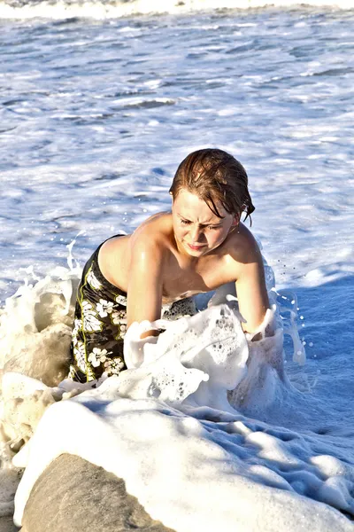 Criança se diverte no prédio da praia com areia — Fotografia de Stock