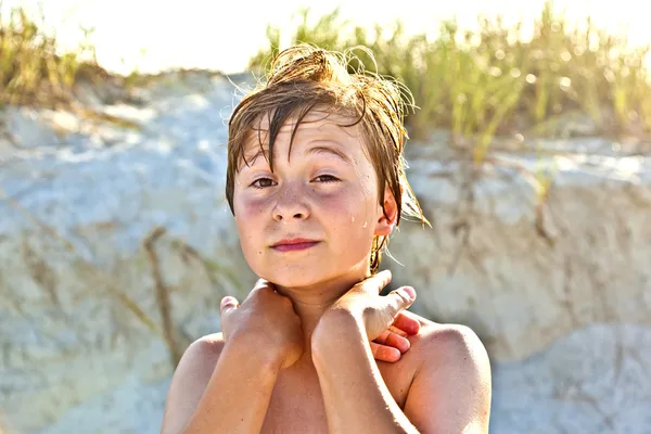 年轻快乐的微笑的男孩在海滩上 — 图库照片