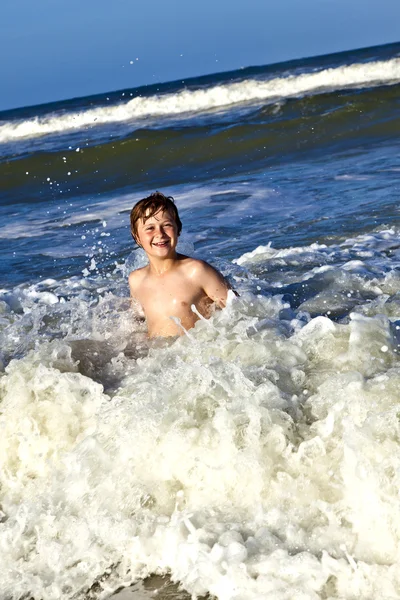 年轻的男孩喜欢蓝色的大海的波浪 — 图库照片