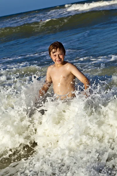 Młody chłopak cieszy się fale Morza — Zdjęcie stockowe