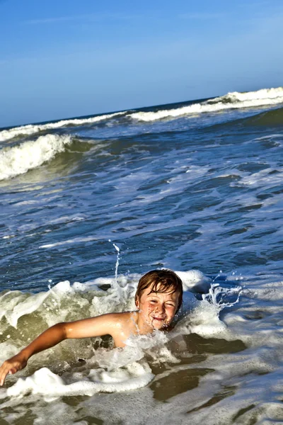 어린 소년 즐기는 푸른 바다의 파도 — 스톡 사진
