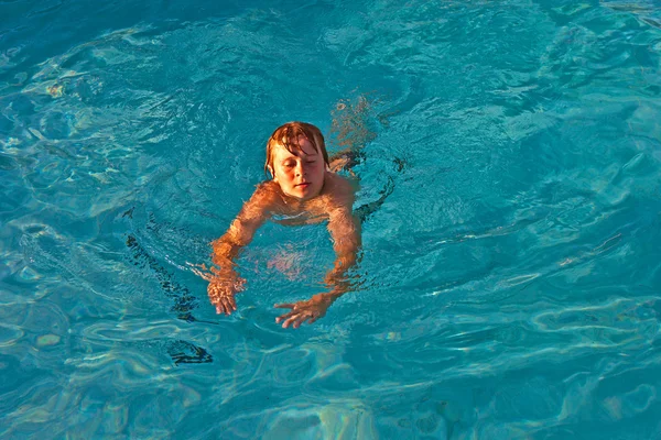 少年はプールでのスイミングを楽しんでいます — ストック写真
