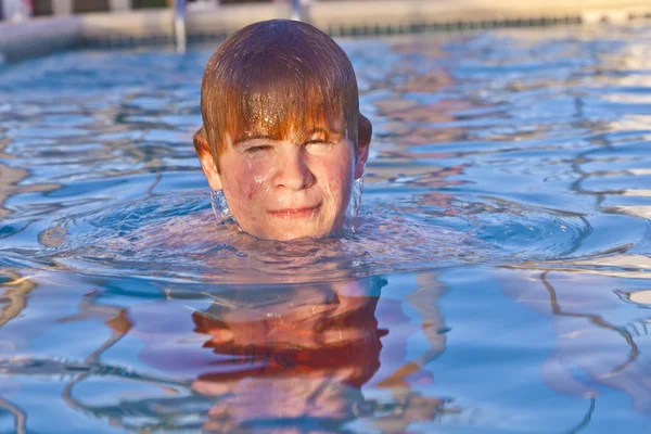 Gyermek is szórakoztató a kinti medencében — Stock Fotó