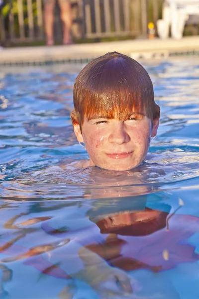 Παιδί έχει διασκέδαση στην εξωτερική πισίνα — Φωτογραφία Αρχείου
